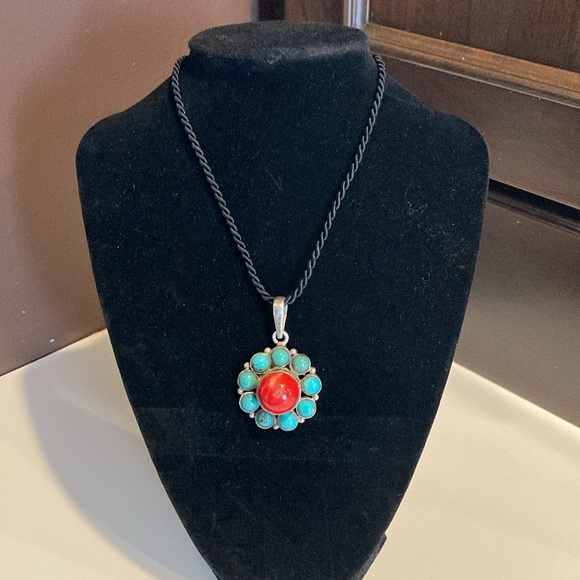 Lot of 4 items, set of 3 vintage bangles and turquoise pendant. - Picture 6 of 15